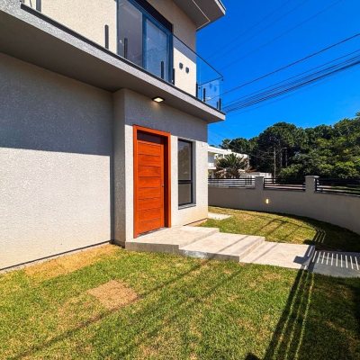 Sobrado Residencial com 177m², 3 quartos, 3 suítes, 2 garagens, no bairro São João Do Rio Vermelho em Florianópolis