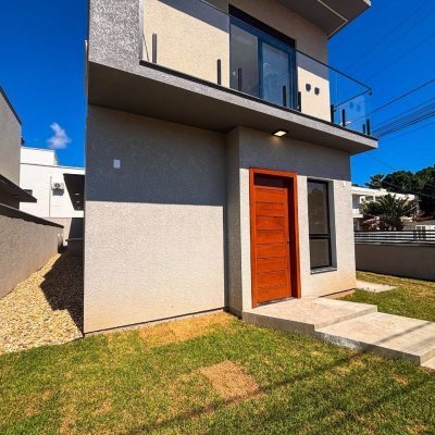 Sobrado Residencial com 177m², 3 quartos, 3 suítes, 2 garagens, no bairro São João Do Rio Vermelho em Florianópolis