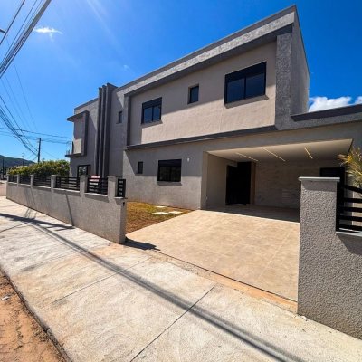 Sobrado Residencial com 177m², 3 quartos, 3 suítes, 2 garagens, no bairro São João Do Rio Vermelho em Florianópolis