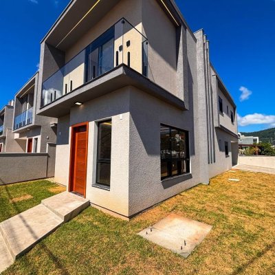 Sobrado Residencial com 177m², 3 quartos, 3 suítes, 2 garagens, no bairro São João Do Rio Vermelho em Florianópolis