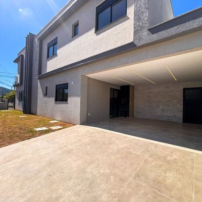 Sobrado Residencial com 177m², 3 quartos, 3 suítes, 2 garagens, no bairro São João Do Rio Vermelho em Florianópolis