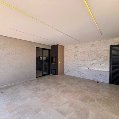 Sobrado Residencial com 177m², 3 quartos, 3 suítes, 2 garagens, no bairro São João Do Rio Vermelho em Florianópolis