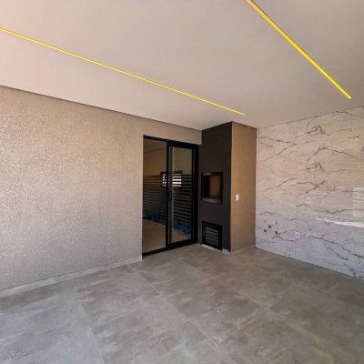 Sobrado Residencial com 177m², 3 quartos, 3 suítes, 2 garagens, no bairro São João Do Rio Vermelho em Florianópolis