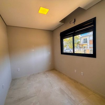 Sobrado Residencial com 177m², 3 quartos, 3 suítes, 2 garagens, no bairro São João Do Rio Vermelho em Florianópolis