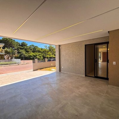 Sobrado Residencial com 177m², 3 quartos, 3 suítes, 2 garagens, no bairro São João Do Rio Vermelho em Florianópolis