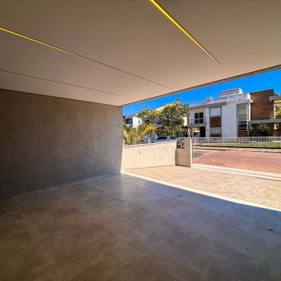 Sobrado Residencial com 177m², 3 quartos, 3 suítes, 2 garagens, no bairro São João Do Rio Vermelho em Florianópolis
