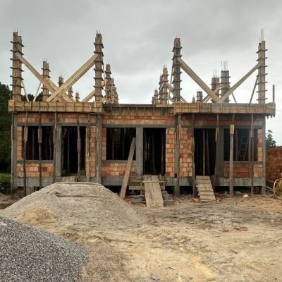 Sobrado Residencial com 154m², 3 quartos, 1 suíte, 2 garagens, no bairro São João Do Rio Vermelho em Florianópolis