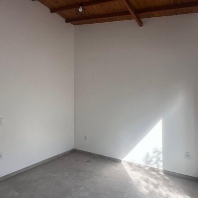 Casa Residencial com 60m², 2 quartos, 1 suíte, 2 garagens, no bairro São João Do Rio Vermelho em Florianópolis