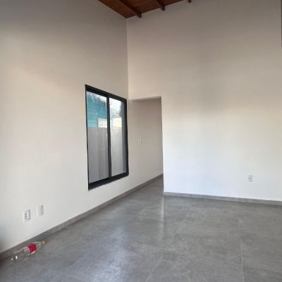 Casa Residencial com 60m², 2 quartos, 1 suíte, 2 garagens, no bairro São João Do Rio Vermelho em Florianópolis