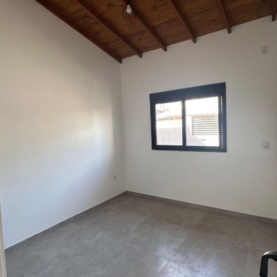 Casa Residencial com 60m², 2 quartos, 1 suíte, 2 garagens, no bairro São João Do Rio Vermelho em Florianópolis