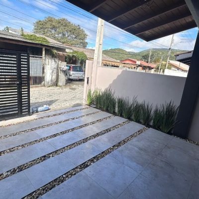 Casa Residencial com 60m², 2 quartos, 1 suíte, 2 garagens, no bairro São João Do Rio Vermelho em Florianópolis
