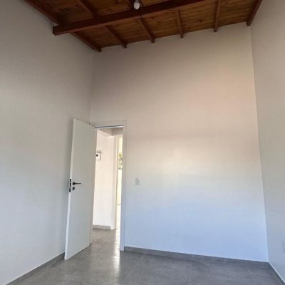 Casa Residencial com 60m², 2 quartos, 1 suíte, 2 garagens, no bairro São João Do Rio Vermelho em Florianópolis