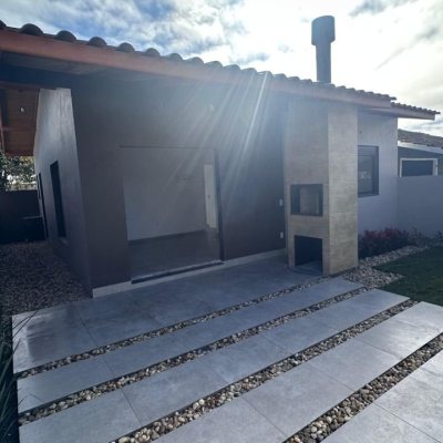 Casa Residencial com 60m², 2 quartos, 1 suíte, 2 garagens, no bairro São João Do Rio Vermelho em Florianópolis