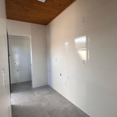 Casa Residencial com 60m², 2 quartos, 1 suíte, 2 garagens, no bairro São João Do Rio Vermelho em Florianópolis