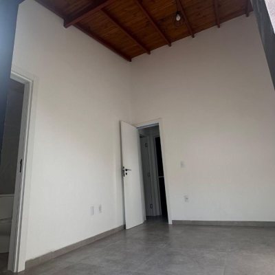 Casa Residencial com 60m², 2 quartos, 1 suíte, 2 garagens, no bairro São João Do Rio Vermelho em Florianópolis