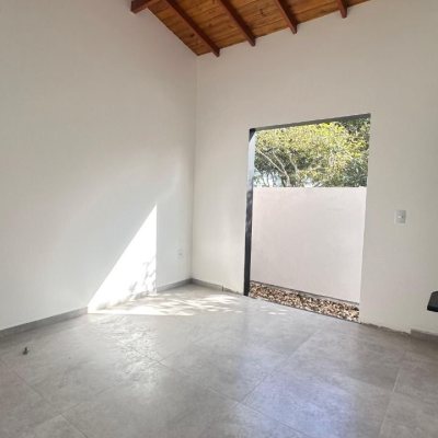 Casa Residencial com 60m², 2 quartos, 1 suíte, 2 garagens, no bairro São João Do Rio Vermelho em Florianópolis