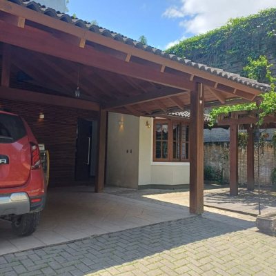 Casa Residencial com 216m², 3 quartos (sendo 1 suíte), 2 garagens, no bairro Cacupé em Florianópolis