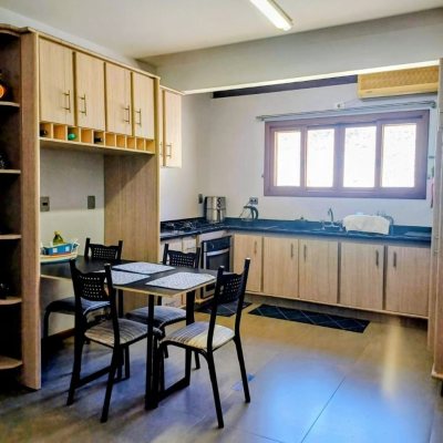 Casa Residencial com 216m², 3 quartos (sendo 1 suíte), 2 garagens, no bairro Cacupé em Florianópolis