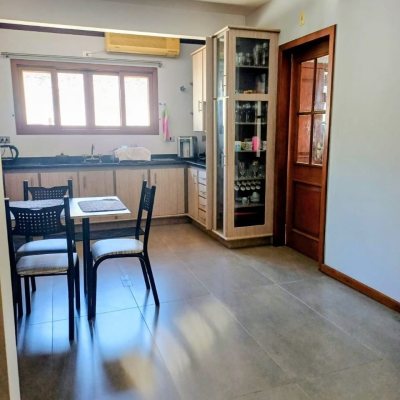 Casa Residencial com 216m², 3 quartos (sendo 1 suíte), 2 garagens, no bairro Cacupé em Florianópolis