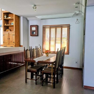 Casa Residencial com 216m², 3 quartos (sendo 1 suíte), 2 garagens, no bairro Cacupé em Florianópolis