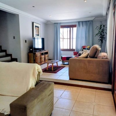 Casa Residencial com 216m², 3 quartos (sendo 1 suíte), 2 garagens, no bairro Cacupé em Florianópolis
