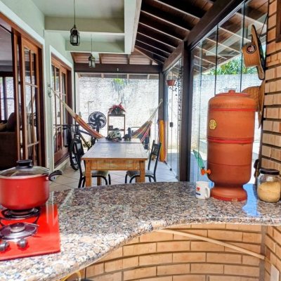 Casa Residencial com 216m², 3 quartos (sendo 1 suíte), 2 garagens, no bairro Cacupé em Florianópolis