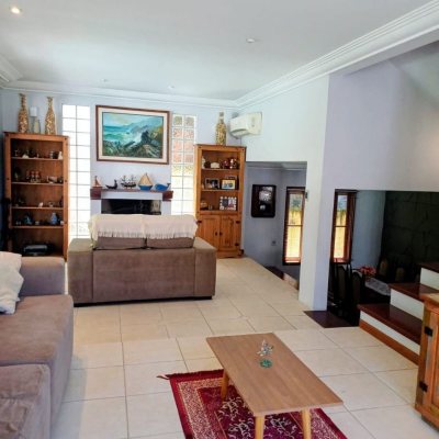 Casa Residencial com 216m², 3 quartos (sendo 1 suíte), 2 garagens, no bairro Cacupé em Florianópolis