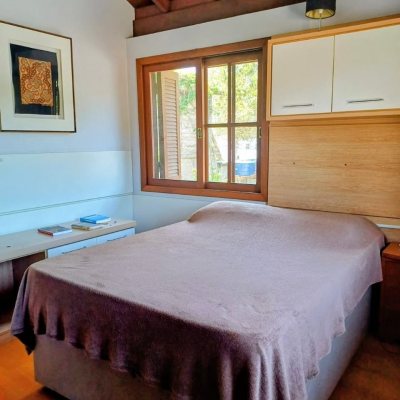 Casa Residencial com 216m², 3 quartos (sendo 1 suíte), 2 garagens, no bairro Cacupé em Florianópolis