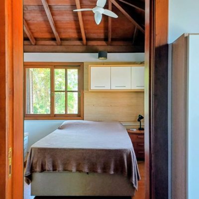 Casa Residencial com 216m², 3 quartos (sendo 1 suíte), 2 garagens, no bairro Cacupé em Florianópolis