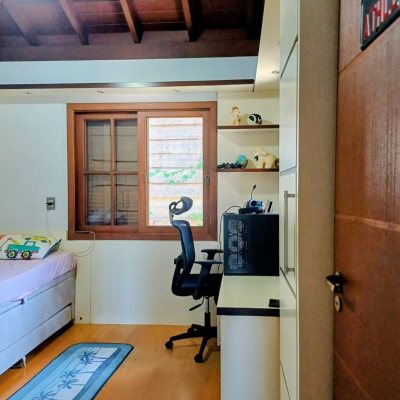 Casa Residencial com 216m², 3 quartos (sendo 1 suíte), 2 garagens, no bairro Cacupé em Florianópolis