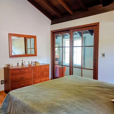 Casa Residencial com 216m², 3 quartos (sendo 1 suíte), 2 garagens, no bairro Cacupé em Florianópolis