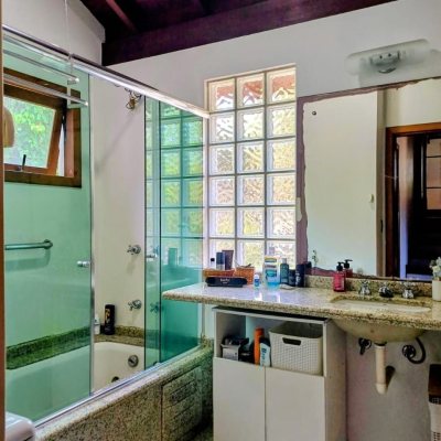 Casa Residencial com 216m², 3 quartos (sendo 1 suíte), 2 garagens, no bairro Cacupé em Florianópolis