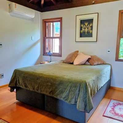 Casa Residencial com 216m², 3 quartos (sendo 1 suíte), 2 garagens, no bairro Cacupé em Florianópolis
