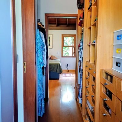 Casa Residencial com 216m², 3 quartos (sendo 1 suíte), 2 garagens, no bairro Cacupé em Florianópolis