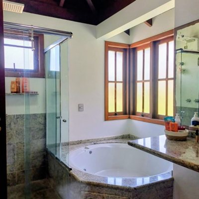 Casa Residencial com 216m², 3 quartos (sendo 1 suíte), 2 garagens, no bairro Cacupé em Florianópolis