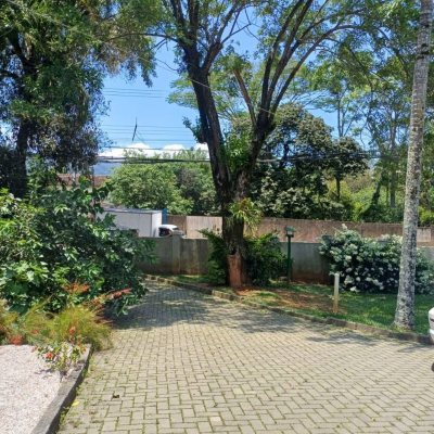 Casa Residencial com 216m², 3 quartos (sendo 1 suíte), 2 garagens, no bairro Cacupé em Florianópolis