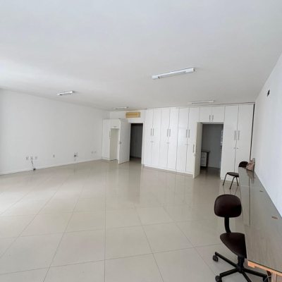 Sala com 71m², no bairro Centro em Florianópolis