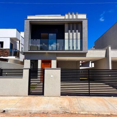 Sobrado Residencial com 156m², 3 quartos, 1 suíte, 1 garagem, no bairro São João Do Rio Vermelho em Florianópolis