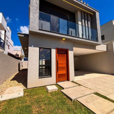 Sobrado Residencial com 156m², 3 quartos, 1 suíte, 1 garagem, no bairro São João Do Rio Vermelho em Florianópolis