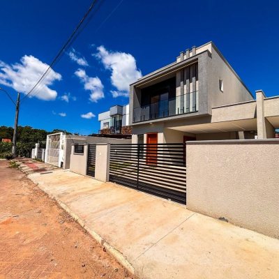 Sobrado Residencial com 156m², 3 quartos, 1 suíte, 1 garagem, no bairro São João Do Rio Vermelho em Florianópolis