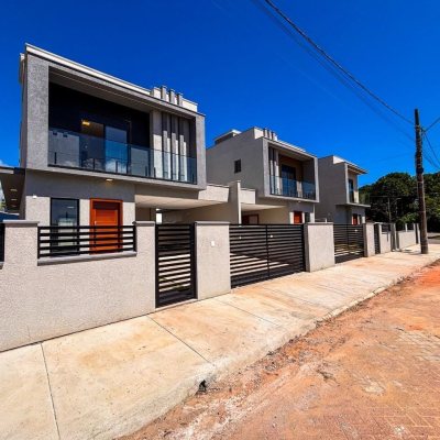 Sobrado Residencial com 156m², 3 quartos, 1 suíte, 1 garagem, no bairro São João Do Rio Vermelho em Florianópolis