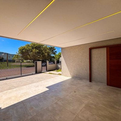 Sobrado Residencial com 156m², 3 quartos, 1 suíte, 1 garagem, no bairro São João Do Rio Vermelho em Florianópolis