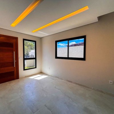 Sobrado Residencial com 156m², 3 quartos, 1 suíte, 1 garagem, no bairro São João Do Rio Vermelho em Florianópolis