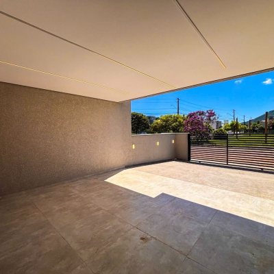 Sobrado Residencial com 156m², 3 quartos, 1 suíte, 1 garagem, no bairro São João Do Rio Vermelho em Florianópolis