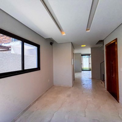 Sobrado Residencial com 156m², 3 quartos, 1 suíte, 1 garagem, no bairro São João Do Rio Vermelho em Florianópolis