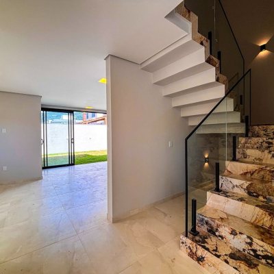 Sobrado Residencial com 156m², 3 quartos, 1 suíte, 1 garagem, no bairro São João Do Rio Vermelho em Florianópolis