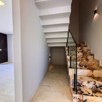 Sobrado Residencial com 156m², 3 quartos, 1 suíte, 1 garagem, no bairro São João Do Rio Vermelho em Florianópolis