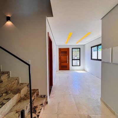 Sobrado Residencial com 156m², 3 quartos, 1 suíte, 1 garagem, no bairro São João Do Rio Vermelho em Florianópolis