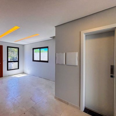 Sobrado Residencial com 156m², 3 quartos, 1 suíte, 1 garagem, no bairro São João Do Rio Vermelho em Florianópolis