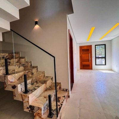 Sobrado Residencial com 156m², 3 quartos, 1 suíte, 1 garagem, no bairro São João Do Rio Vermelho em Florianópolis